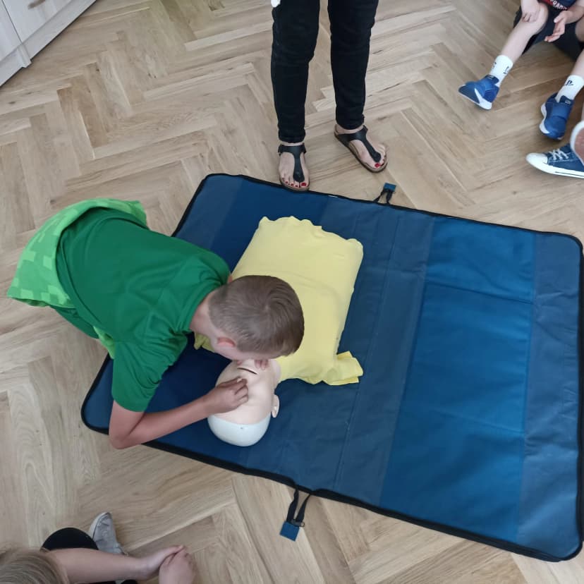 Ratujemy i uczymy ratować - klasa 1a bierze udział w programie WOŚP