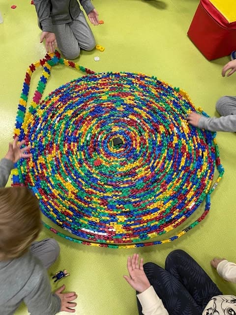 ŚWIETLICZAKI, WYOBRAŹNIA I KLIKI