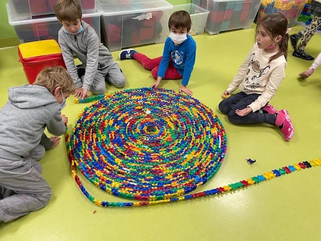 ŚWIETLICZAKI, WYOBRAŹNIA I KLIKI