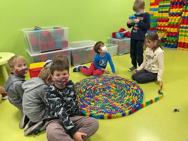 ŚWIETLICZAKI, WYOBRAŹNIA I KLIKI