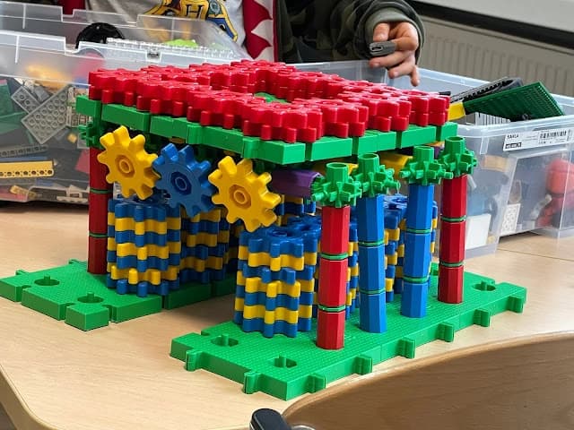 ŚWIETLICZAKI, WYOBRAŹNIA I KLIKI