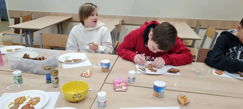 Ozdabiamy pierniki - klasa 5 a