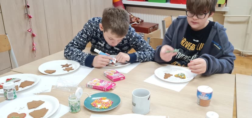 Ozdabiamy pierniki - klasa 5 a