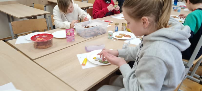 Ozdabiamy pierniki - klasa 5 a