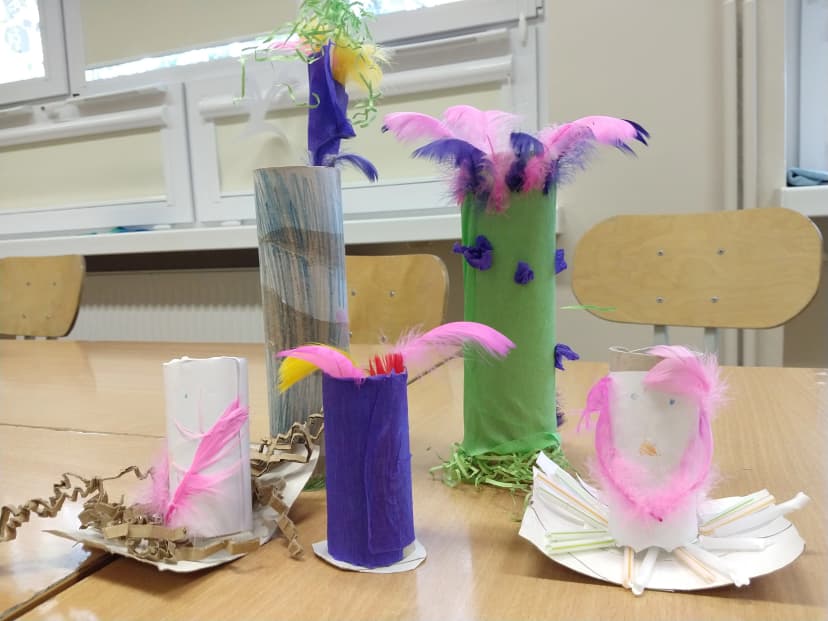 Zajęcia plastyczne z panią Kasią Roszczenko " Co można zrobić z rolki po papierze".