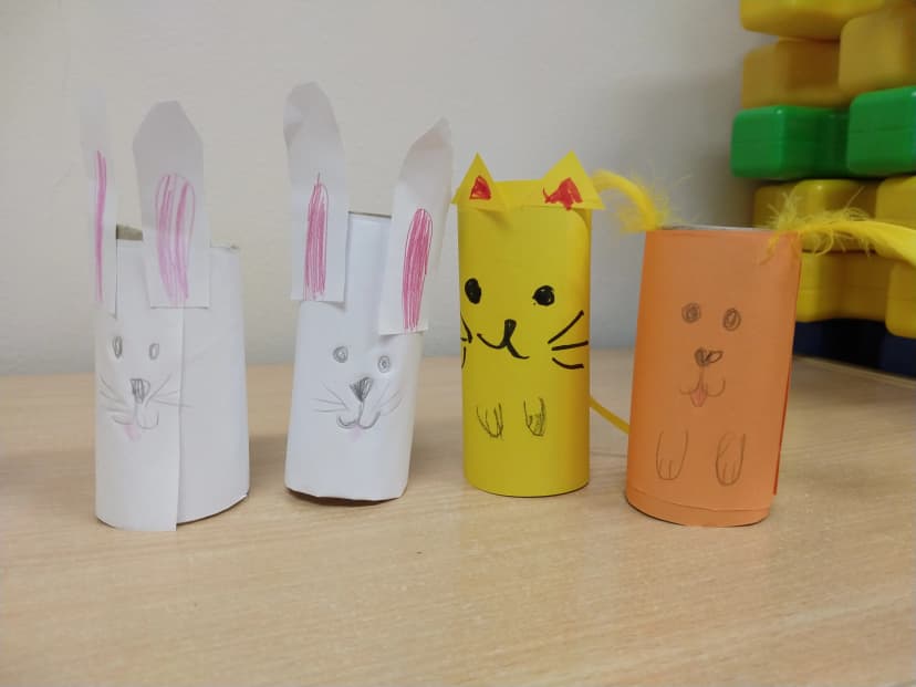 Zajęcia plastyczne z panią Kasią Roszczenko " Co można zrobić z rolki po papierze".