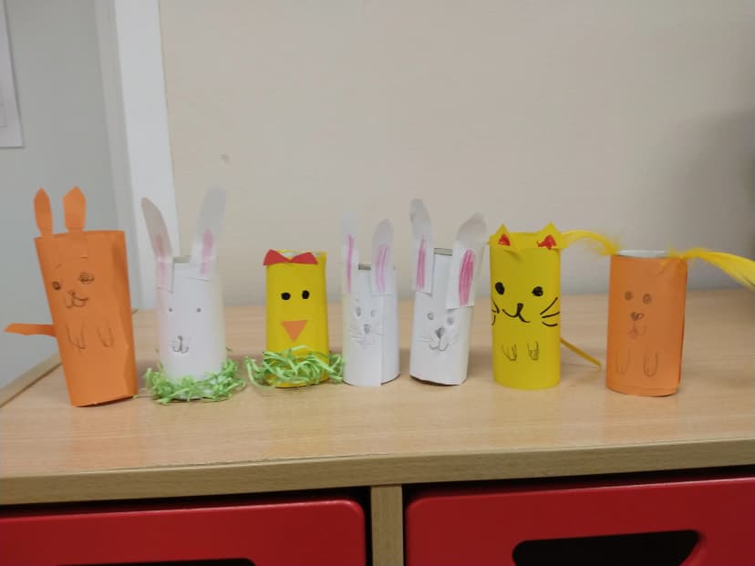 Zajęcia plastyczne z panią Kasią Roszczenko " Co można zrobić z rolki po papierze".