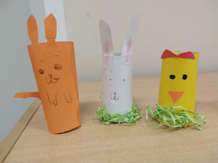 Zajęcia plastyczne z panią Kasią Roszczenko " Co można zrobić z rolki po papierze".