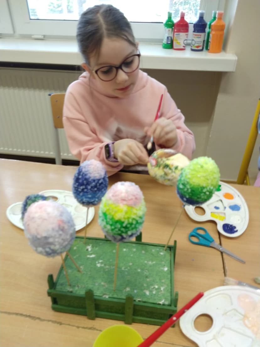 Zajęcia plastyczne z panią Bogusią.