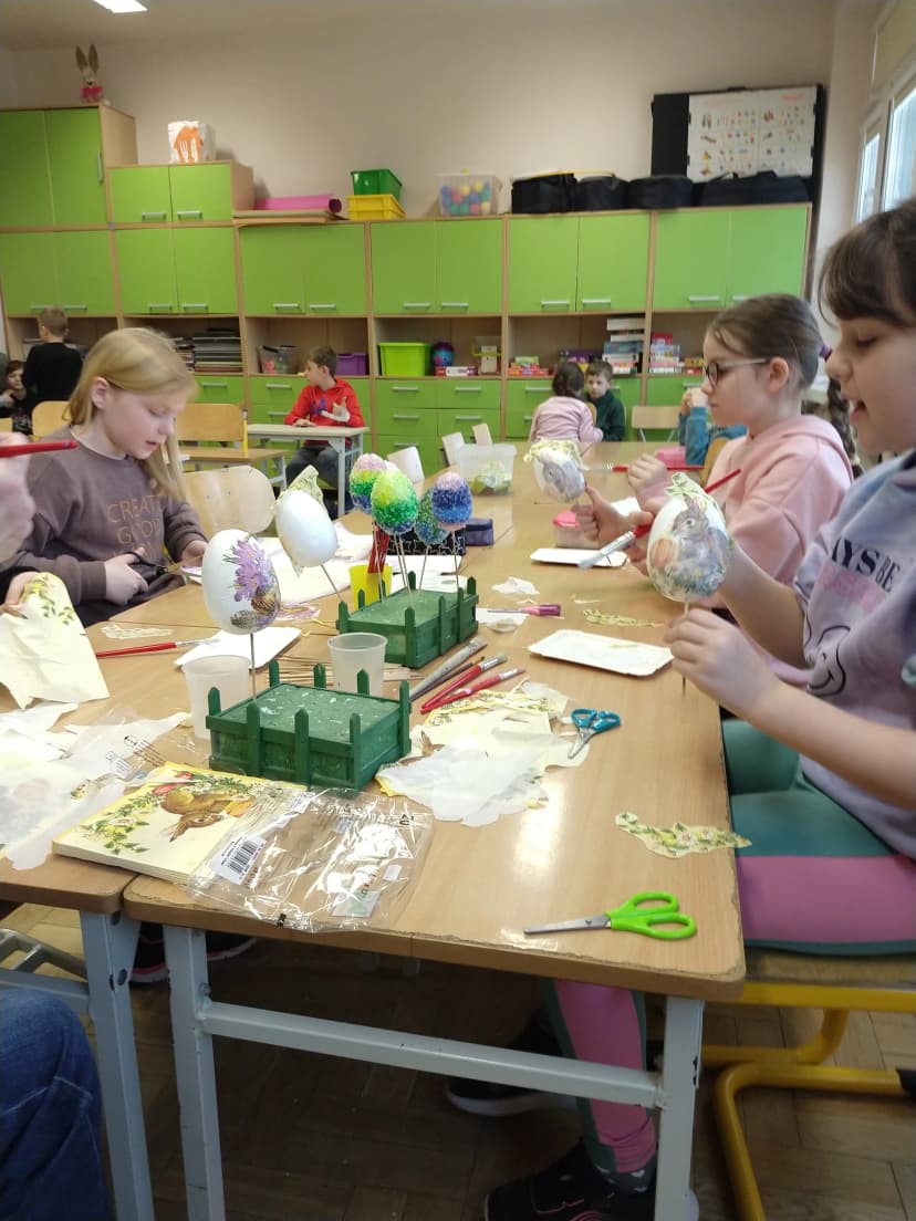 Zajęcia plastyczne z panią Bogusią.