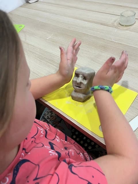 1a w Muzeum Azji i Pacyfiku poznaje Wyspy Wielkanocne