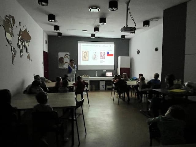 1a w Muzeum Azji i Pacyfiku poznaje Wyspy Wielkanocne