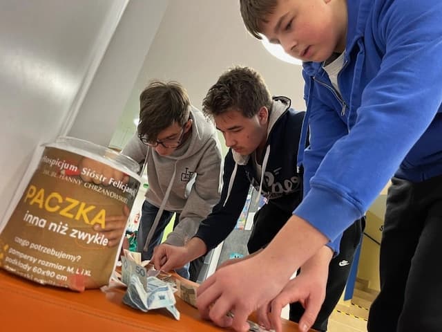 Komisyjne liczenie pieniędzy z charytatywnego stoiska