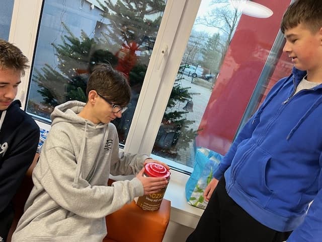 Komisyjne liczenie pieniędzy z charytatywnego stoiska