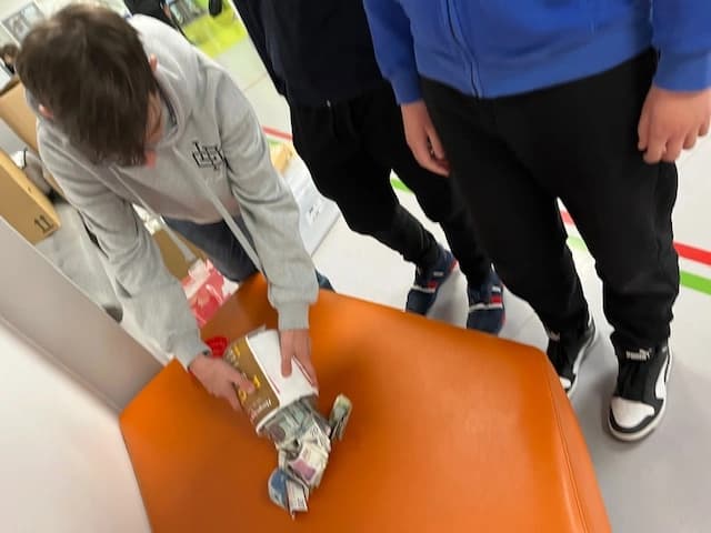 Komisyjne liczenie pieniędzy z charytatywnego stoiska