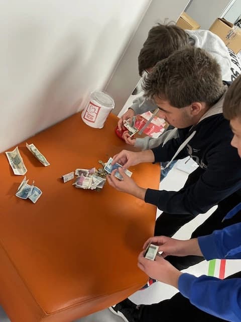 Komisyjne liczenie pieniędzy z charytatywnego stoiska