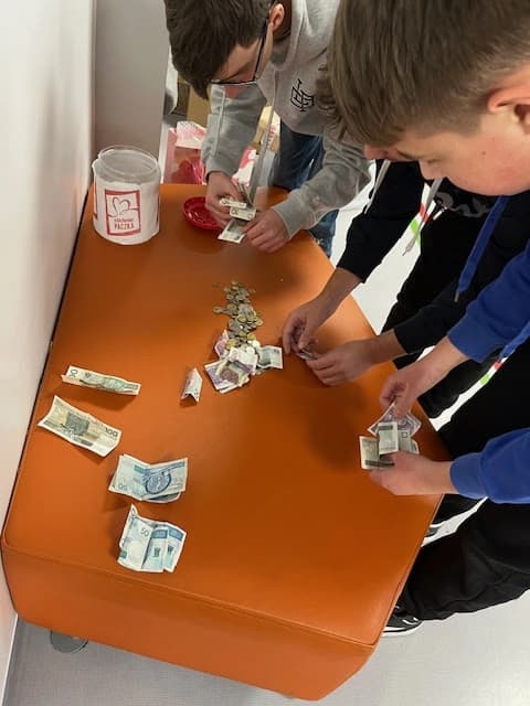 Komisyjne liczenie pieniędzy z charytatywnego stoiska