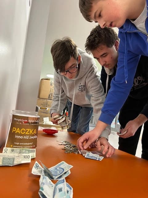 Komisyjne liczenie pieniędzy z charytatywnego stoiska