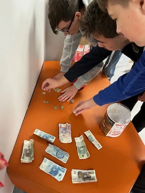 Komisyjne liczenie pieniędzy z charytatywnego stoiska