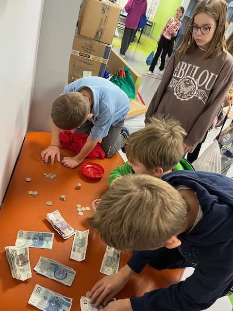 Komisyjne liczenie pieniędzy z charytatywnego stoiska