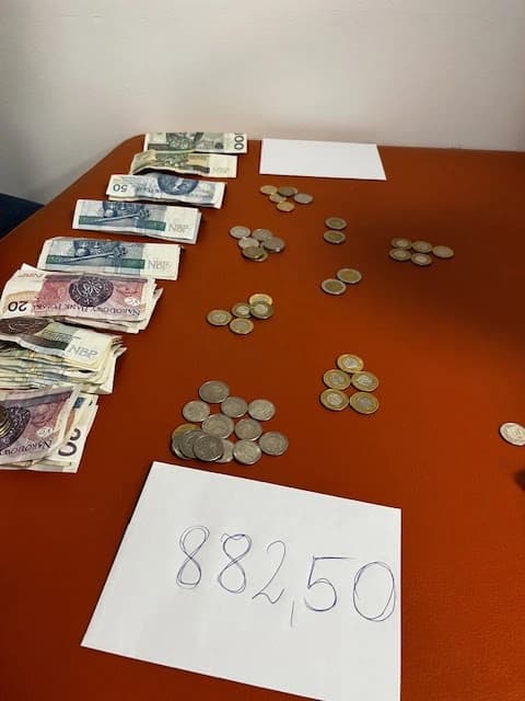 Komisyjne liczenie pieniędzy z charytatywnego stoiska