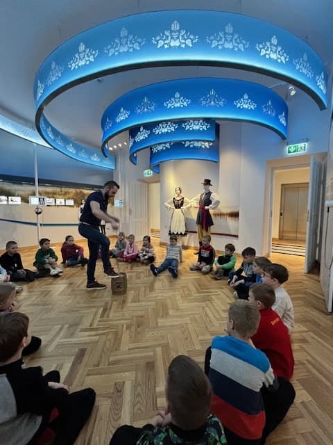 Klasa 1a na wycieczce - poznajemy tańce ludowe z różnych regionów Polski