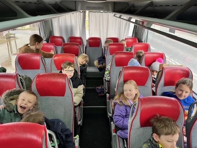 Klasa 1a na wycieczce - poznajemy tańce ludowe z różnych regionów Polski