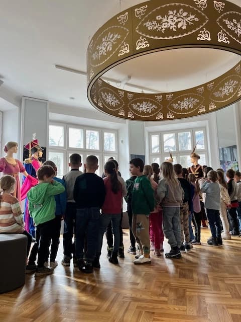 Klasa 1a na wycieczce - poznajemy tańce ludowe z różnych regionów Polski