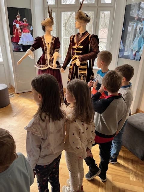 Klasa 1a na wycieczce - poznajemy tańce ludowe z różnych regionów Polski