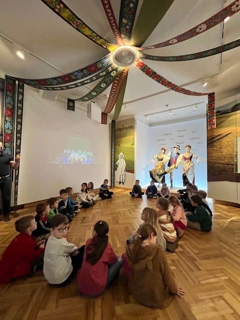 Klasa 1a na wycieczce - poznajemy tańce ludowe z różnych regionów Polski