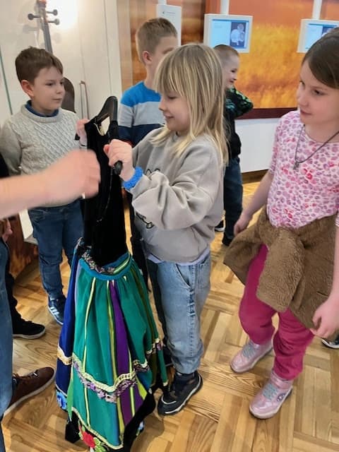 Klasa 1a na wycieczce - poznajemy tańce ludowe z różnych regionów Polski