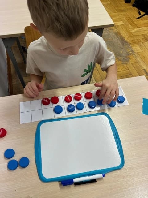 Edukacja matematyczna w 1a - przekraczamy próg dziesiątkowy