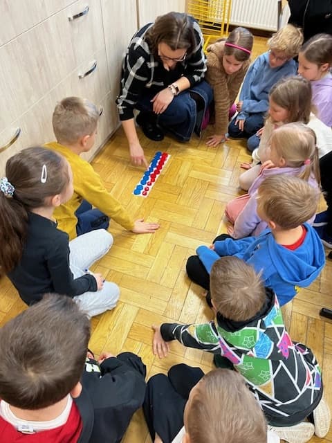 Edukacja matematyczna w 1a - przekraczamy próg dziesiątkowy