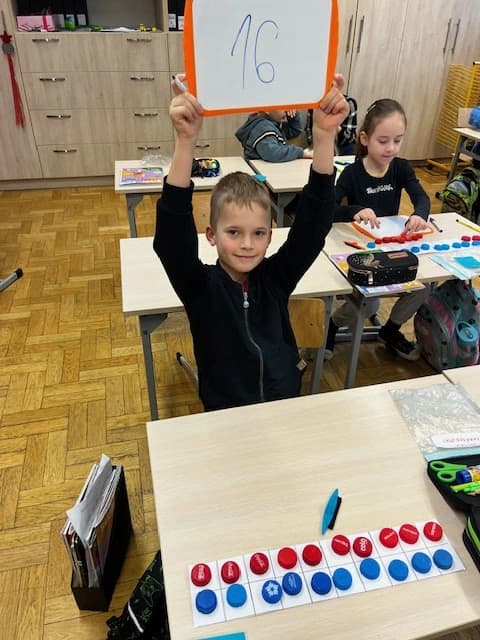 Edukacja matematyczna w 1a - przekraczamy próg dziesiątkowy