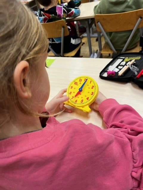 Która godzina? - aktywna nauka w 1a