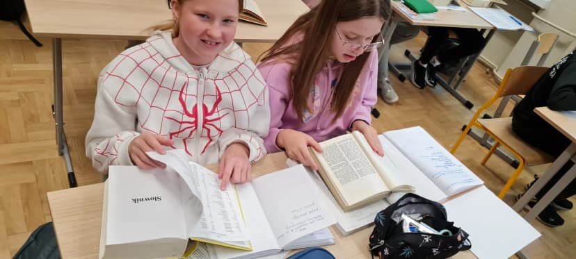 Klasa 6 a - Praca ze słownikami