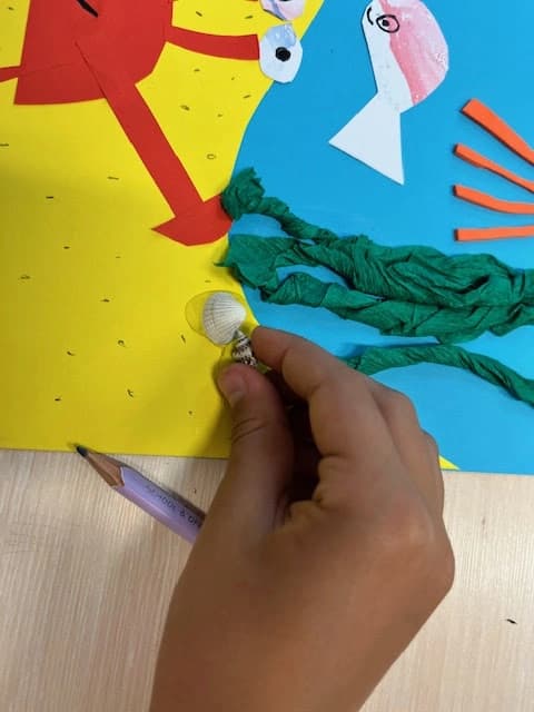 Na dnie oceanu - uczniowie 1a tworzą w parach