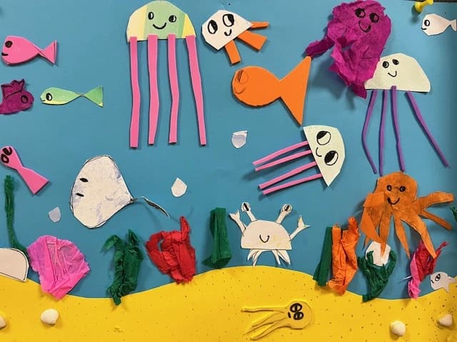 Na dnie oceanu - uczniowie 1a tworzą w parach