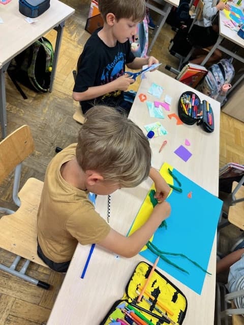 Na dnie oceanu - uczniowie 1a tworzą w parach