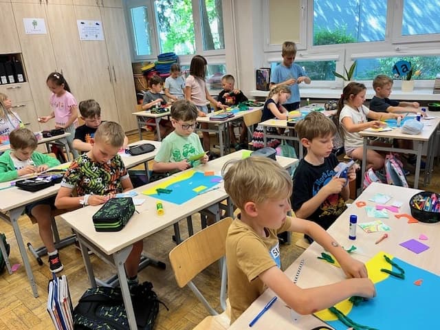 Na dnie oceanu - uczniowie 1a tworzą w parach