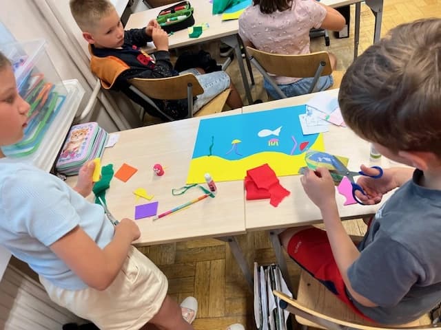 Na dnie oceanu - uczniowie 1a tworzą w parach