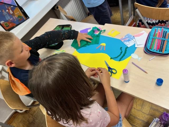 Na dnie oceanu - uczniowie 1a tworzą w parach