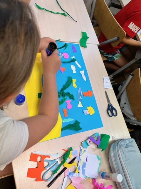 Na dnie oceanu - uczniowie 1a tworzą w parach