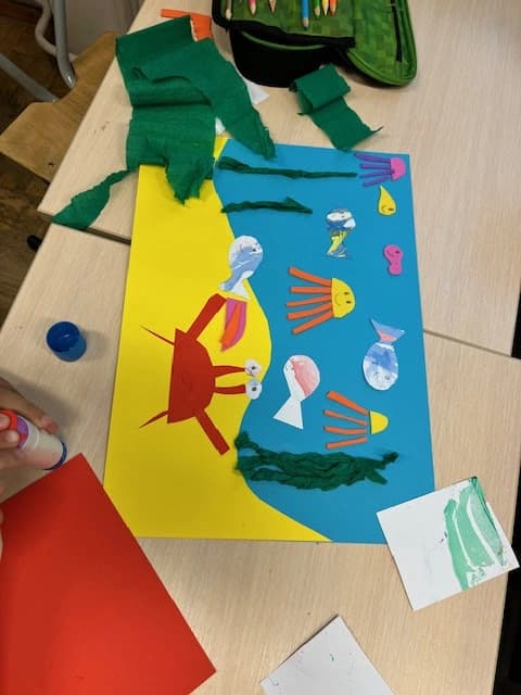 Na dnie oceanu - uczniowie 1a tworzą w parach