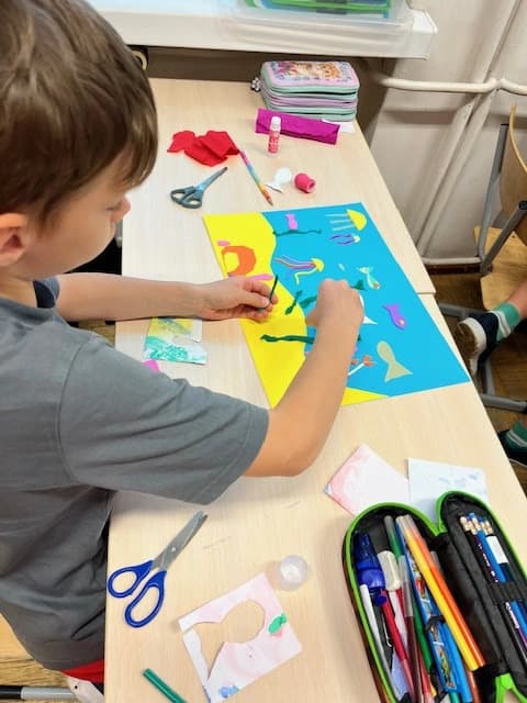 Na dnie oceanu - uczniowie 1a tworzą w parach