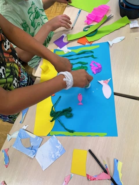 Na dnie oceanu - uczniowie 1a tworzą w parach