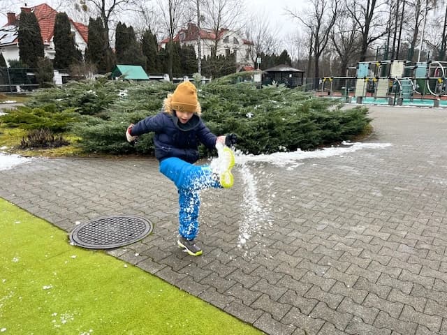 Zabawy w resztkach śniegu - klasa 1a