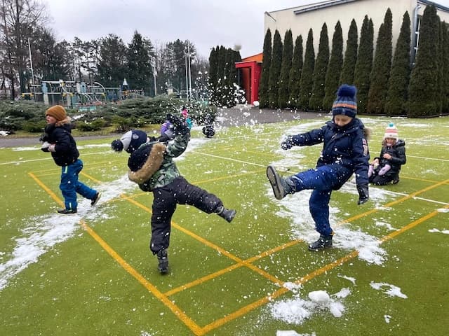 Zabawy w resztkach śniegu - klasa 1a