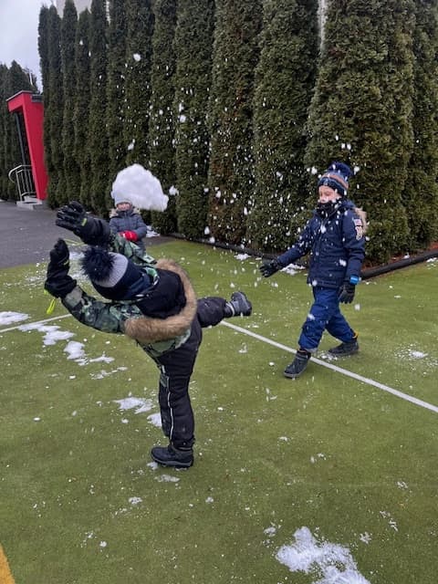 Zabawy w resztkach śniegu - klasa 1a