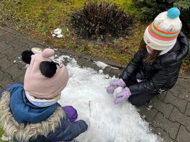 Zabawy w resztkach śniegu - klasa 1a